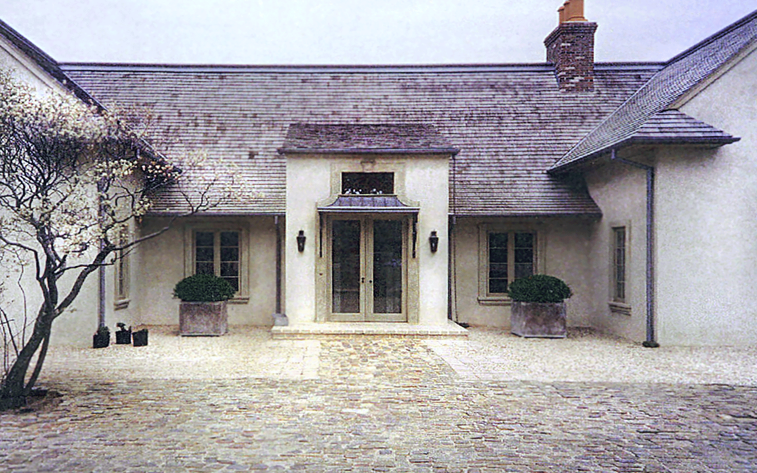 stucco_gravel_belgium-block_courtyard_hamptons_long-island_li_ny_garden-landscape-design.gif