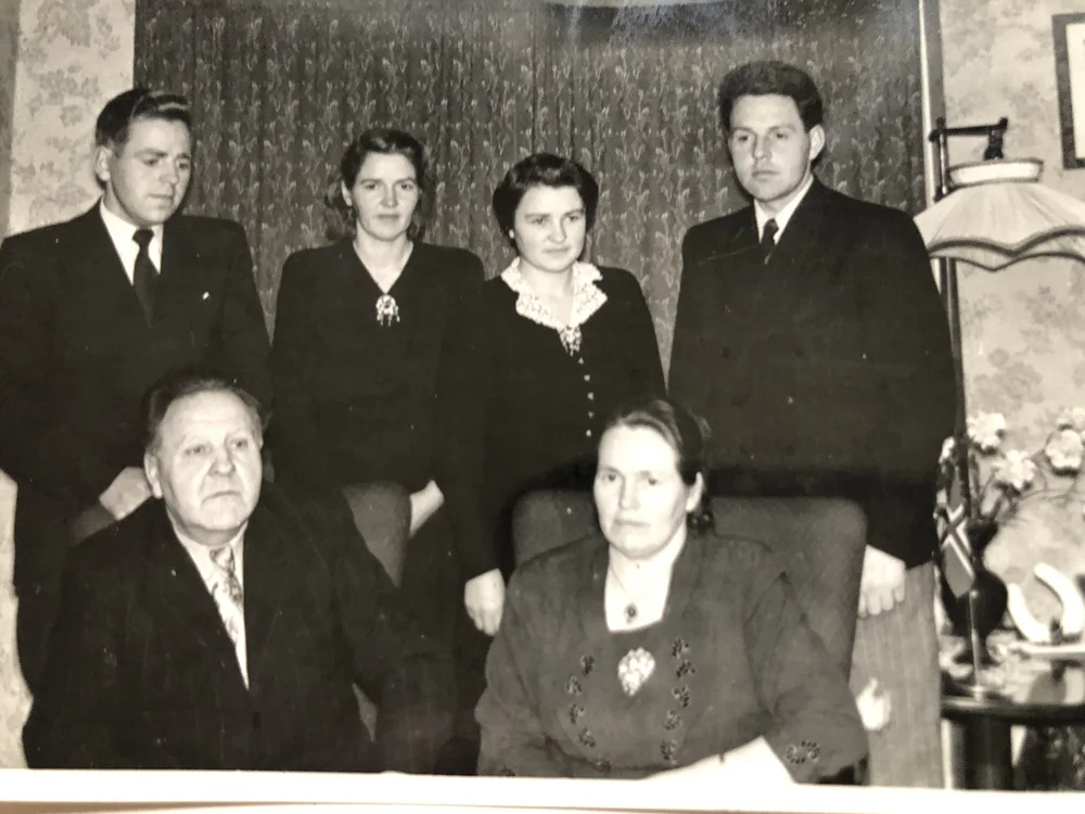  Nils og Magnhild med sine fire barn Lars, Ruth,&nbsp;Ellen&nbsp;og Ole. 