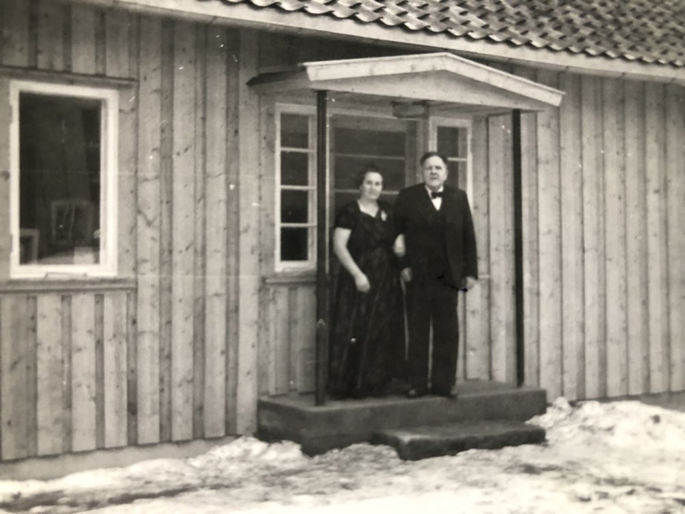  Her er Magnhild og Nils i finstasen på trappa i sitt flungrende nye hus i 1957. 