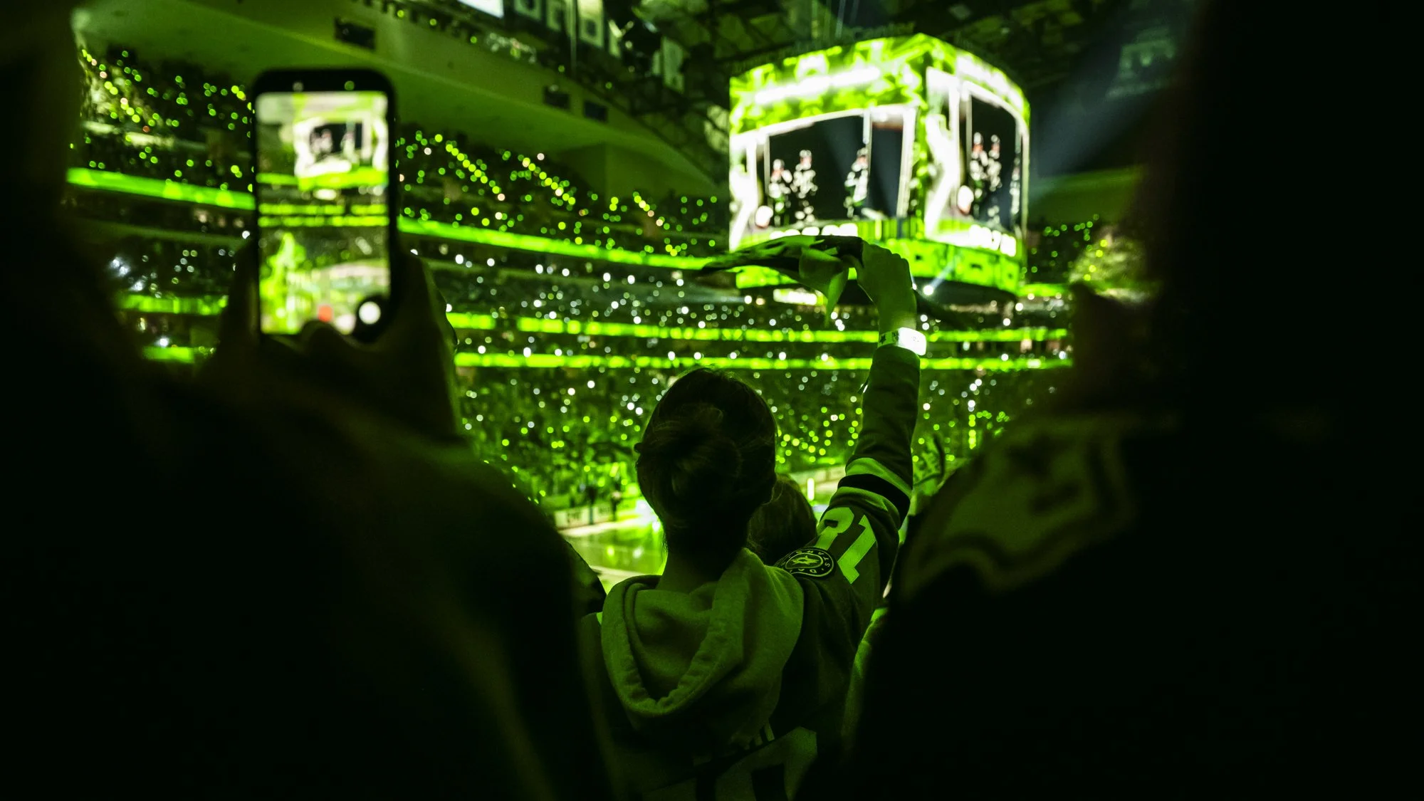 04182026_STARS_WILD_RD1_GM1_FANS-0008.jpg