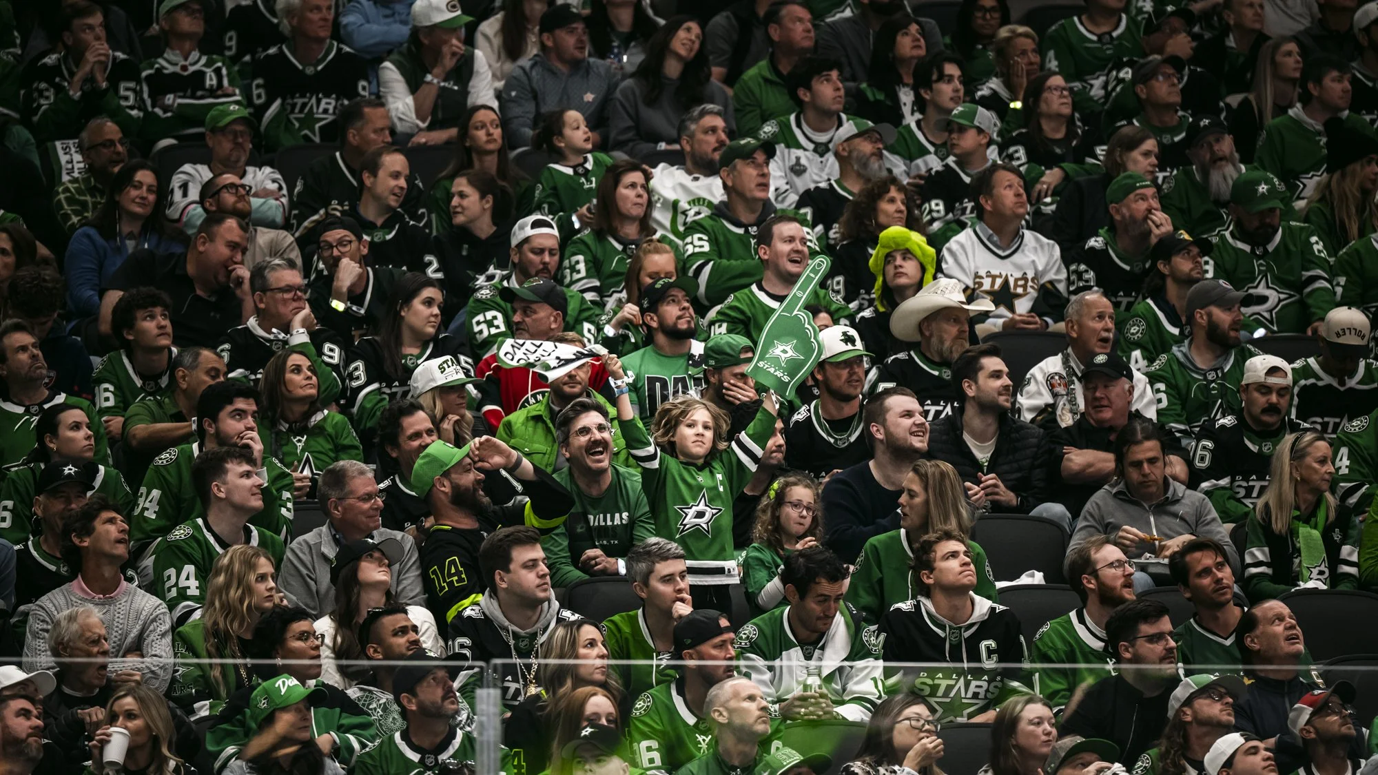 04212026_STARS_WILD_RD1_GM2_FANS-0139.jpg