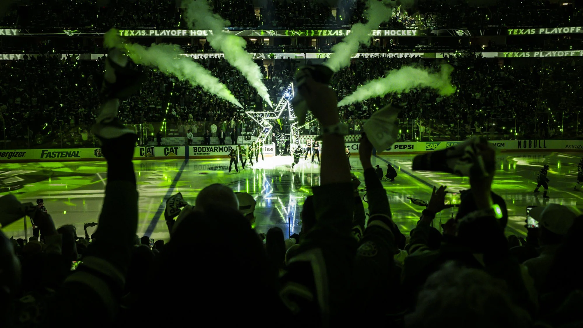 04302026_STARS_WILD_RD1_GM5_FANS-0008.jpg