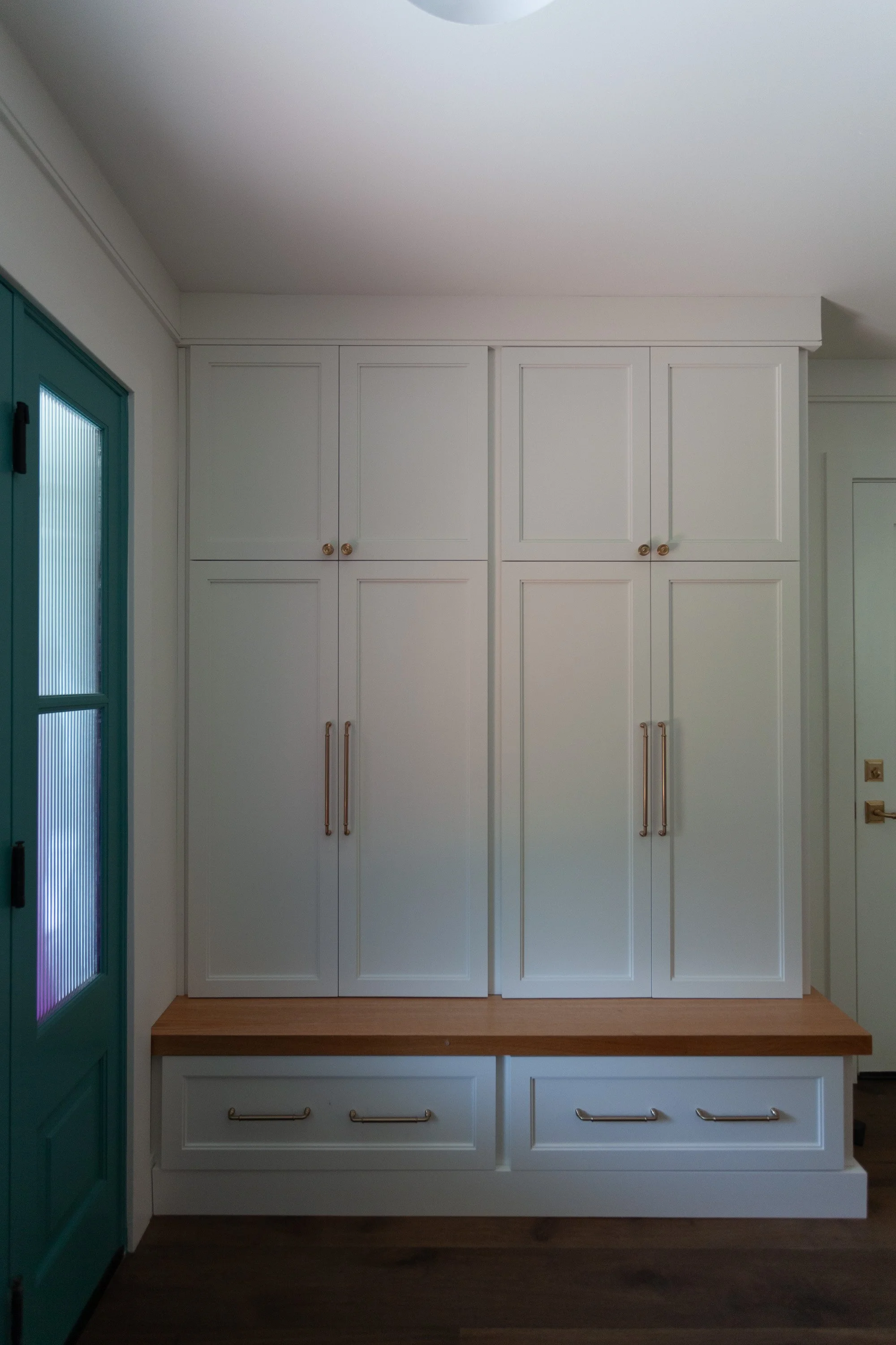 Entry-3_opposite to see other side console and mirror.jpg