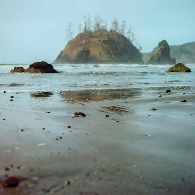 Beach time. 
#filmphotography #filmphotographic #film #120film #hasselblad #analog #kodakfilm #kodak_photo #fdicct #mediumformat #kodakektar100 #squaremag #somewheremagazine #nowherediaryfilm #fotofilmic #beach #featureshoot #island #analogphotograph