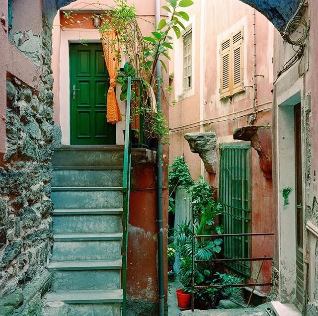 Throwback to 1996. Vernazza il mio amore ❤️ #throwbackthursday #film #filmphotography #kodakfilm #analogphotography #120film #rolleiflex #rolleiflex35f #italy #cinqueterre #vernazza