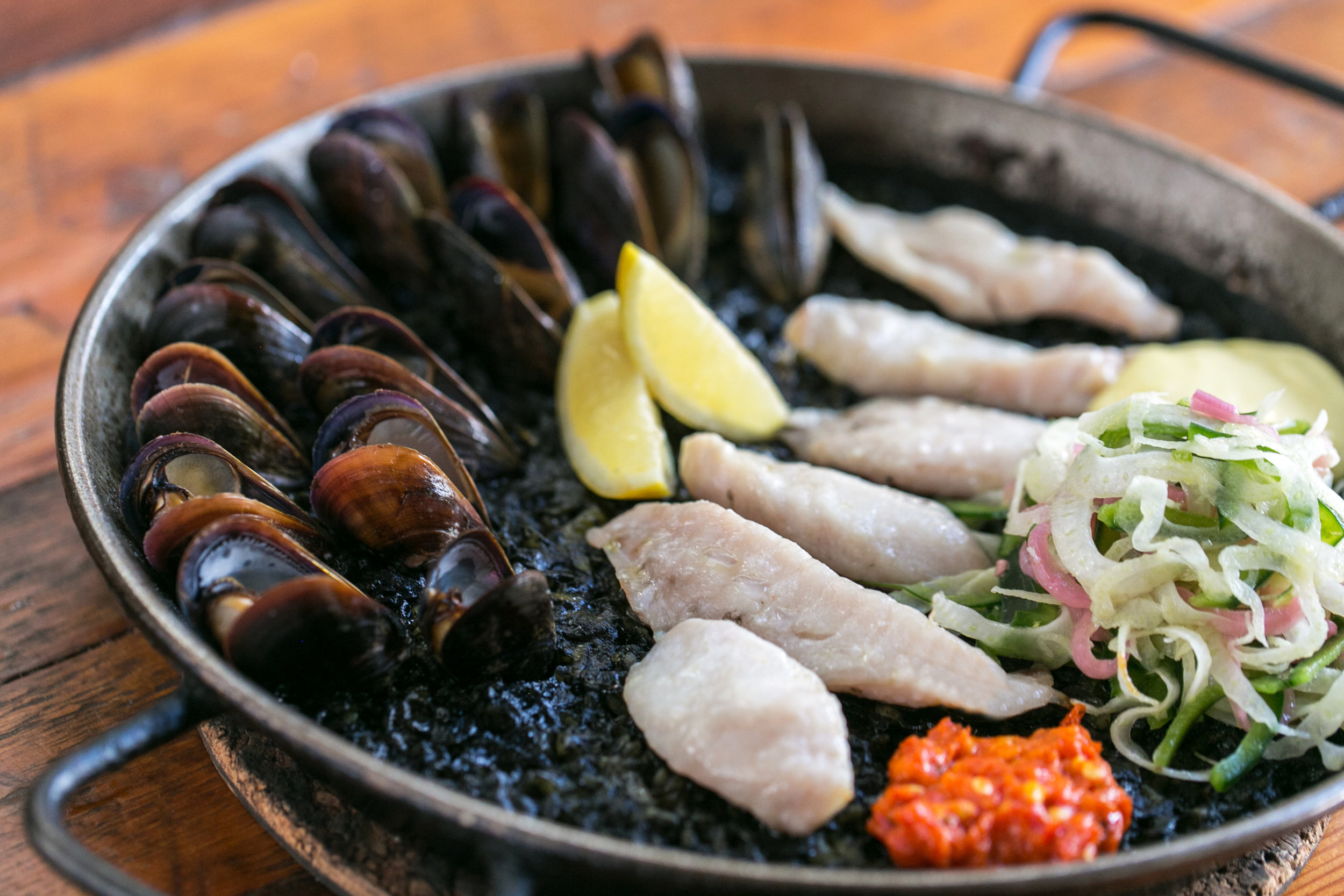 Dish with clams and lemon slices