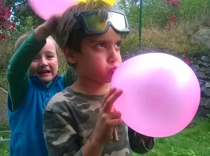 Boys with pink baloons - my photo.jpg
