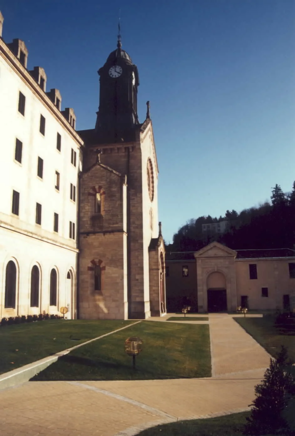 FACADE 2.jpg