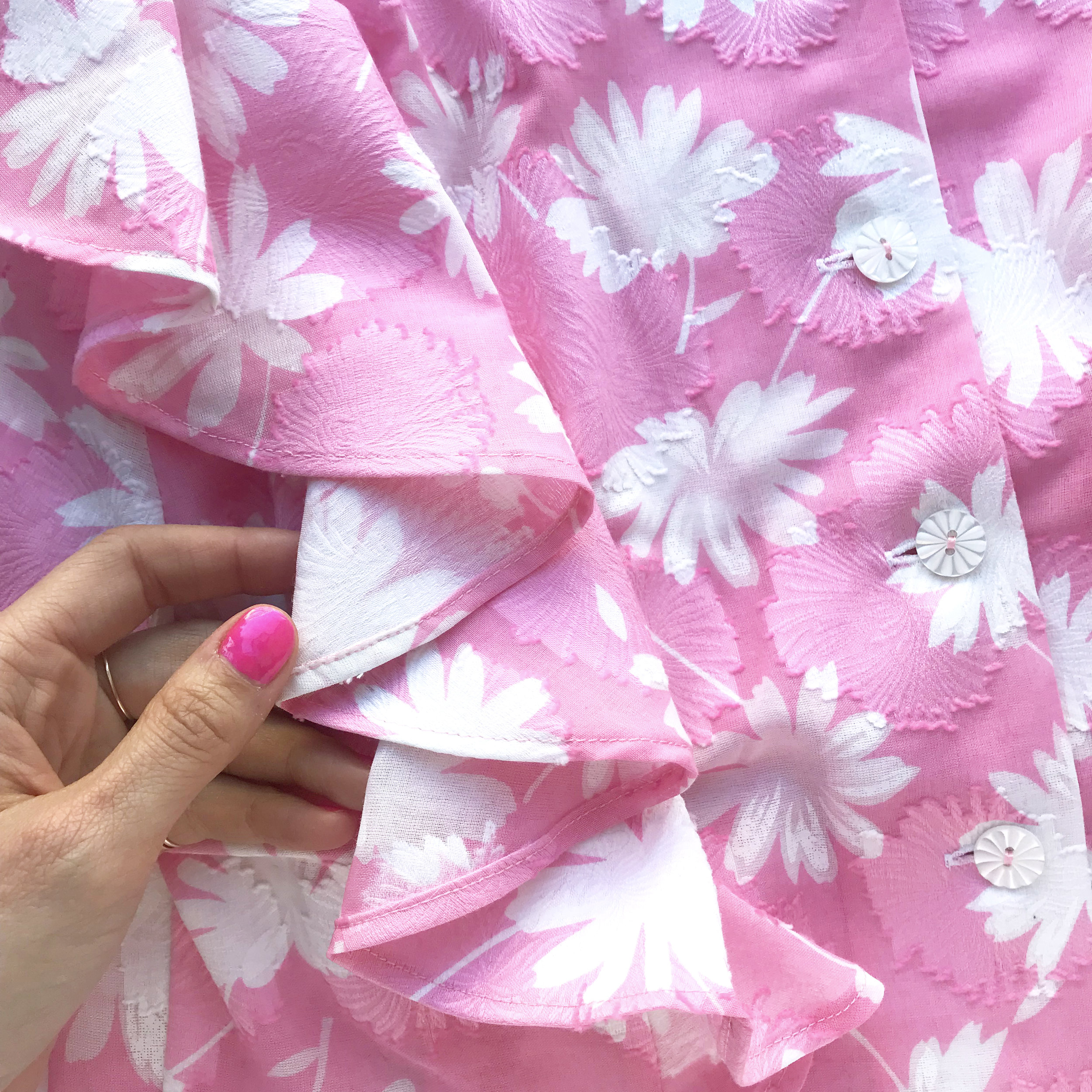  The back side of your fabric will show on flounces, so if using a print, look for one where the pigments saturated both sides of your fabric. 