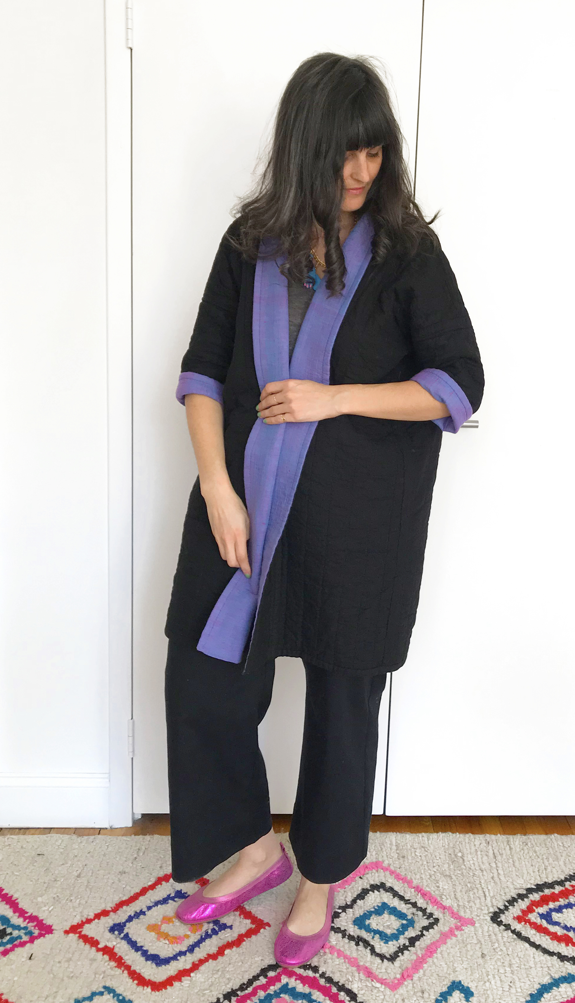 This side is solid black, but you can roll up the sleeves and fold back the collar for blue details. 
