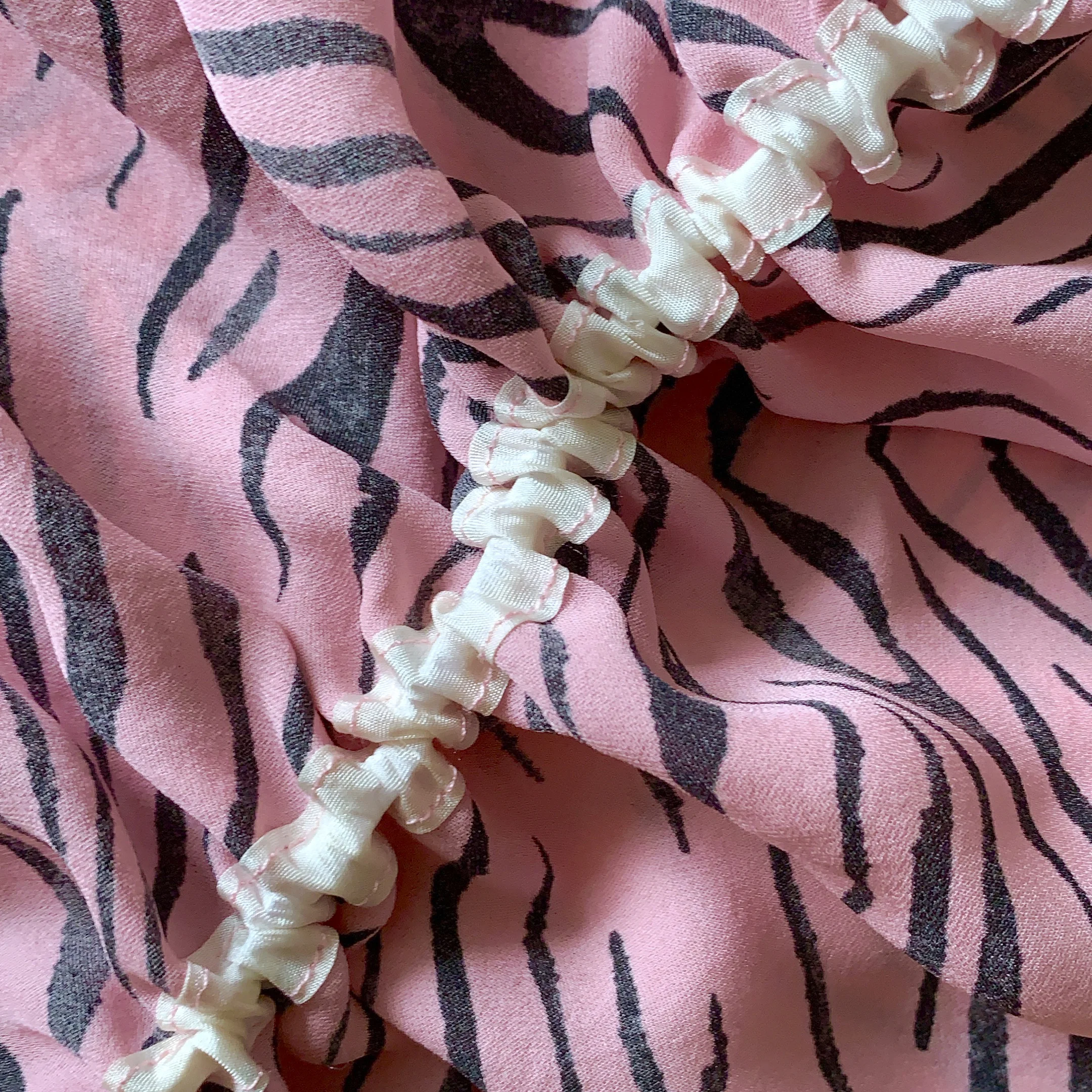 Bias binding to encase the elastic, which makes the sleeve so fantastic.