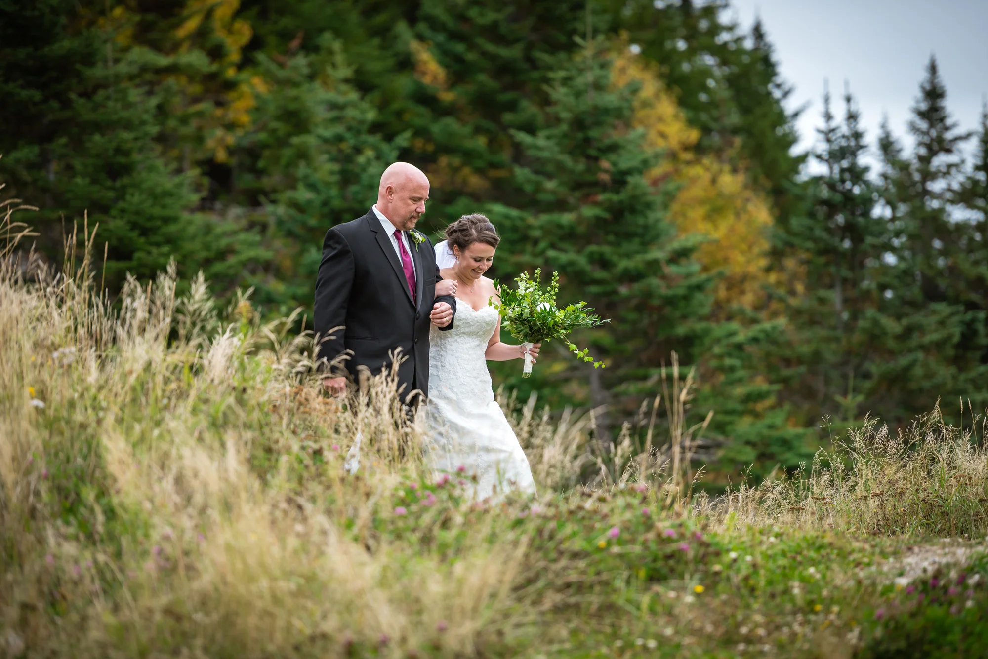 natural reportage photo of bride and her dad by NH wedding photographer Mike Sears