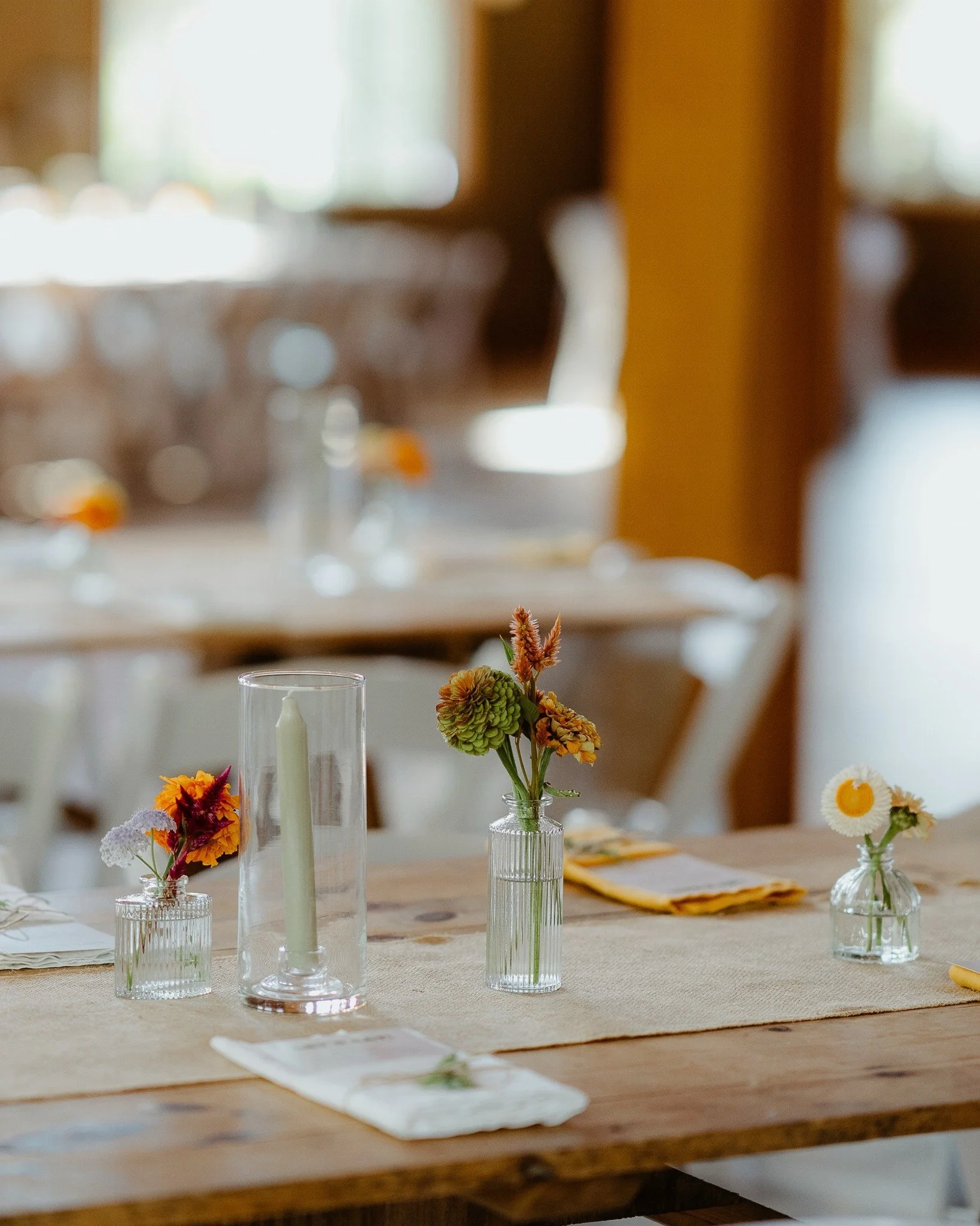 Where elegance meets rustic. No stone was left unturned at Eliza and Jack's camp-inspired Maine wedding, from the fresh cut flowers brought to you by @stalkandpistil to the family style meal provided by the incredible people at @fernwoodcove. A truly