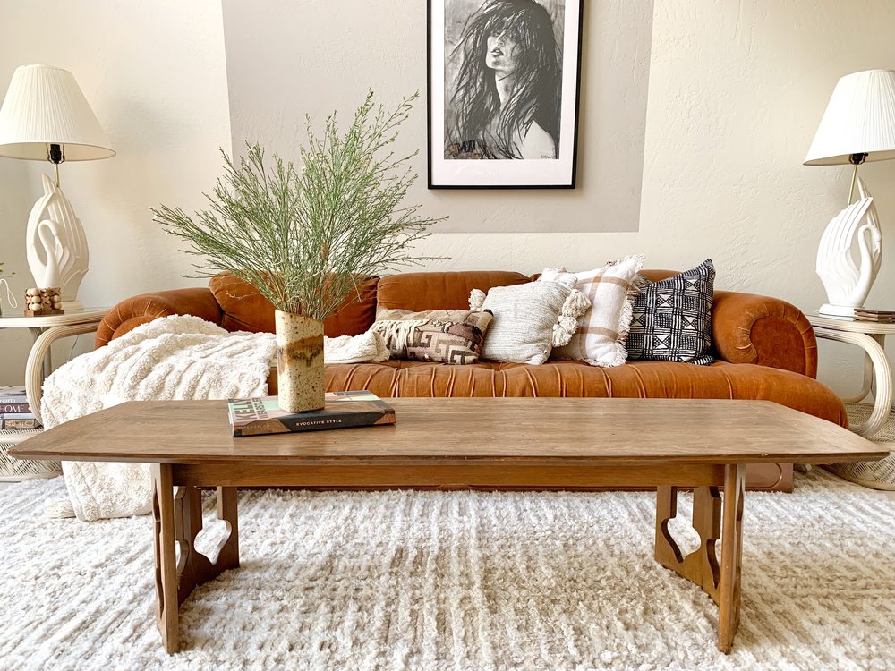 Sofá vintage com tapete de lã xadrez