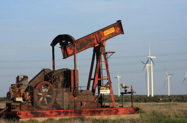 Source : EnergyIndustryPhotos.com (Abandoned oil well in West Texas)
