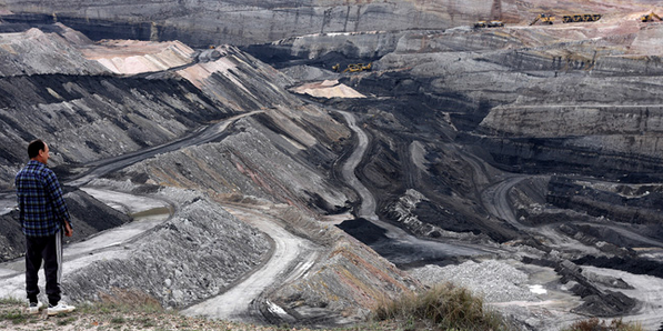 An onlooker takes in the stark beauty of a North Dakota Open-pit Lignite Mine . Source : Jennifer Woodard Maderazo under Creative Commons