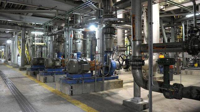 Source : The Halifax Chronicle Herald. ' Pipes and tanks snake around a carbon capture and storage facility at the Boundary Dam Power Station '.