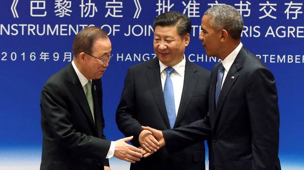 Source : Reuters. Chinese President Xi Jinping (C), UN Secretary General Ban Ki-moon and U.S. President Barack Obama (R) shake hands during a joint ratification of the Paris climate change agreement ceremony ahead of the G20 Summit at the West Lake State Guest House in Hangzhou, China, September 3, 2016.