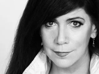 8pm Liz Larin performs