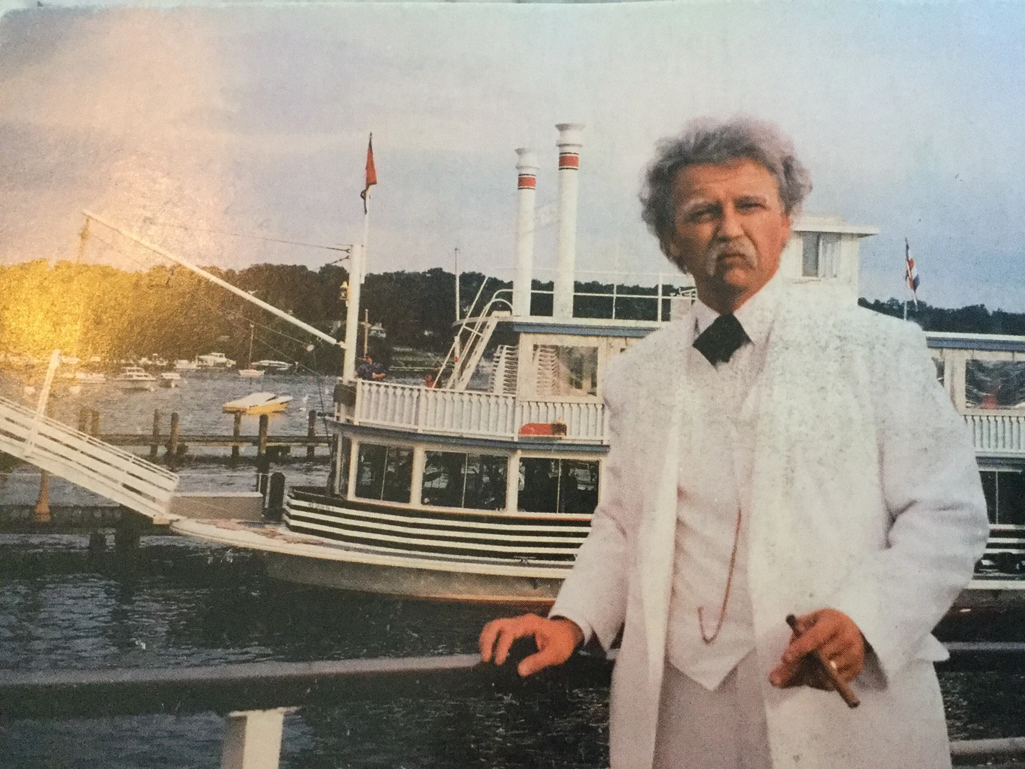 Mark Twain (Tom Gilding)