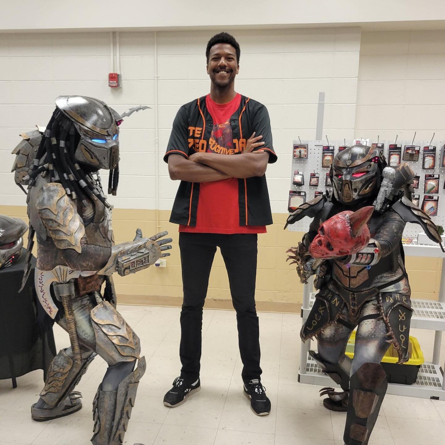 Had such a great time at the Meadowlark Comic Con last week! It was such a great show filled with wonderful staff and lovely attendees. I felt taken care of and also got to connect with many great fans of the Predator universe. Beyond humbled that I 