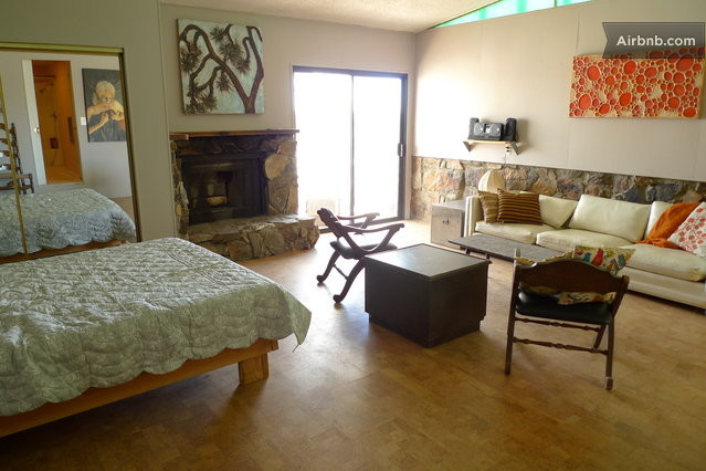 I used to rent out this studio attached to my Joshua Tree house regularly, but now I just do occasionally as a pet-sitting exchange , giving me some goat-free time in the city.