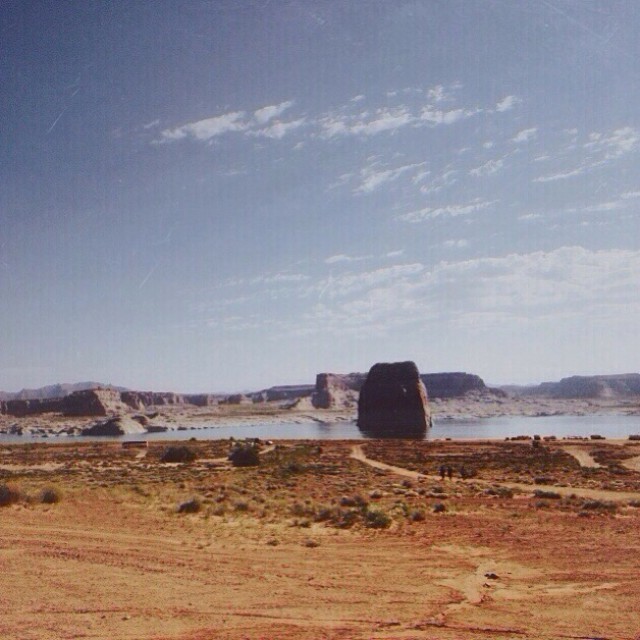 We last minute camped here at lone rock beach in Utah. Minus the huge windstorm that hit in the late evening, this place was damn good👌🏻
#vsco #vscocam #ontheroad