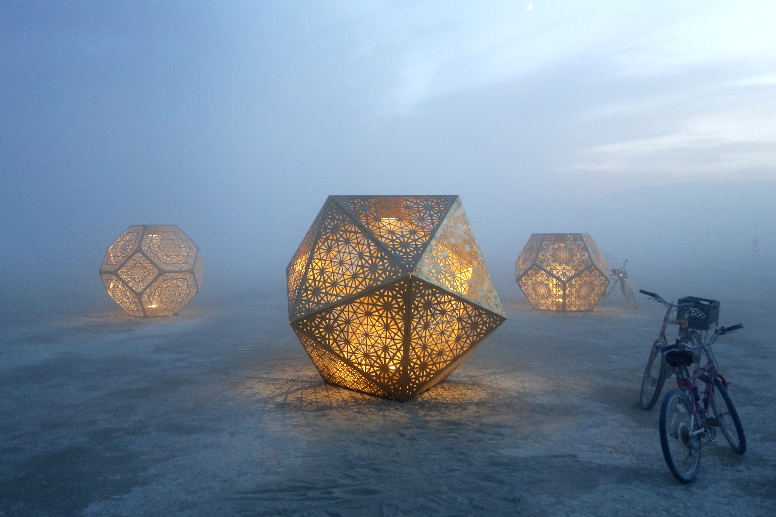 Предмет связанный с природой. Бернинг Мэн 2022. Бернинг Мэн инсталляции. Бернинг Мэн арт объекты. Гексаэдр куб в природе.