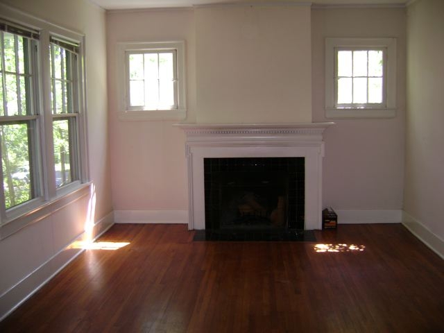 Living room-1.JPG