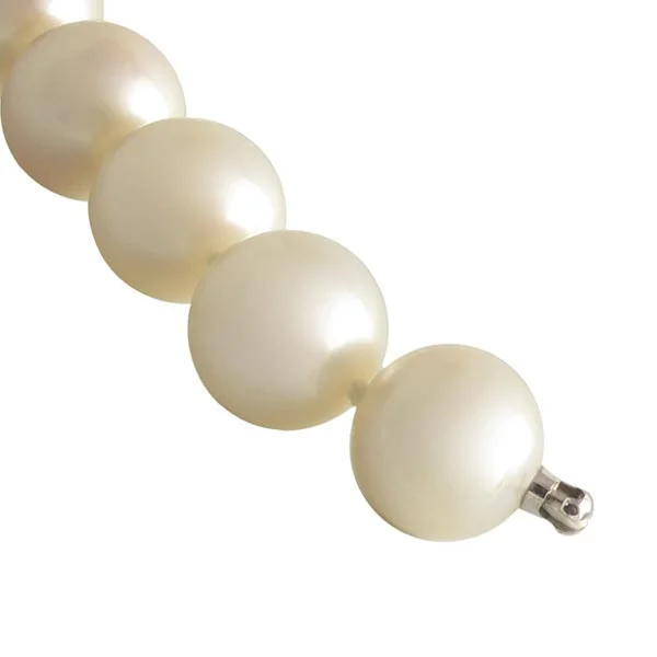 Pearl necklaces with interchangeable necklace system Clasped — Clasped