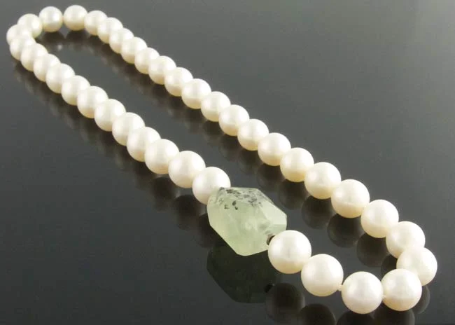 Cream pearl necklace with detachable prehnite clasp
