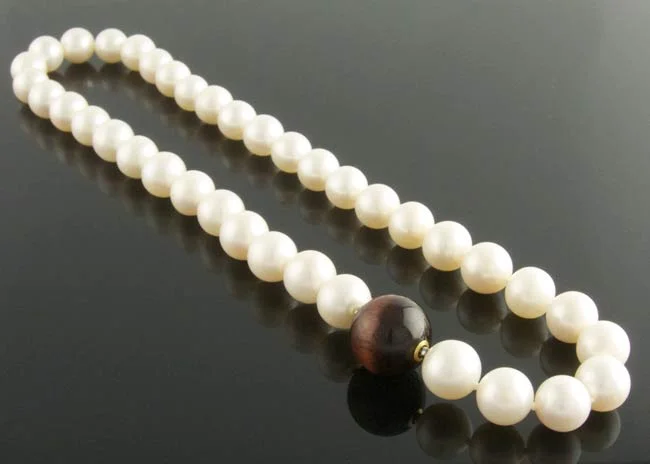 Cream pearl necklace with interchangeable red tigers eye clasp