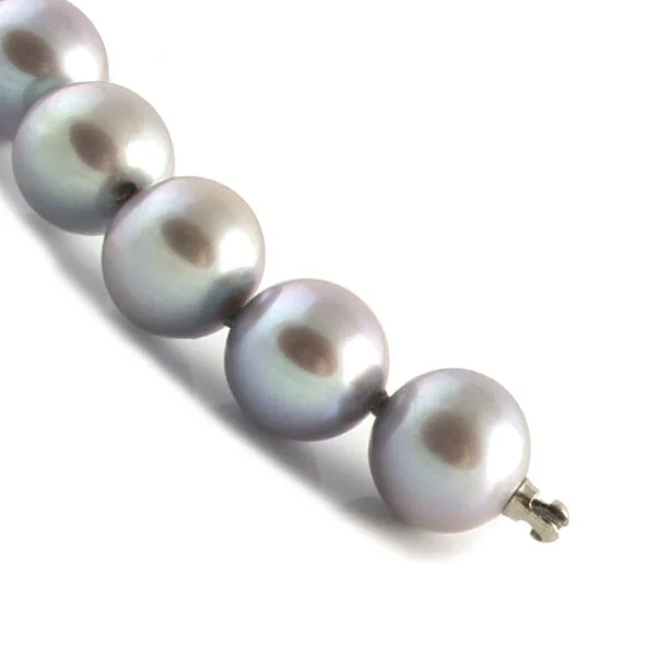 Pearl necklaces with interchangeable necklace system Clasped — Clasped