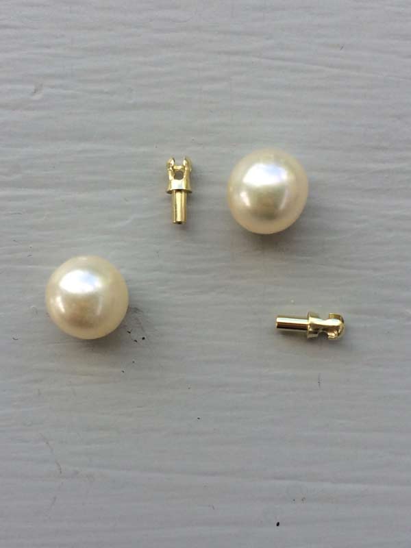 The chosen end pearls with 14ct gold fittings