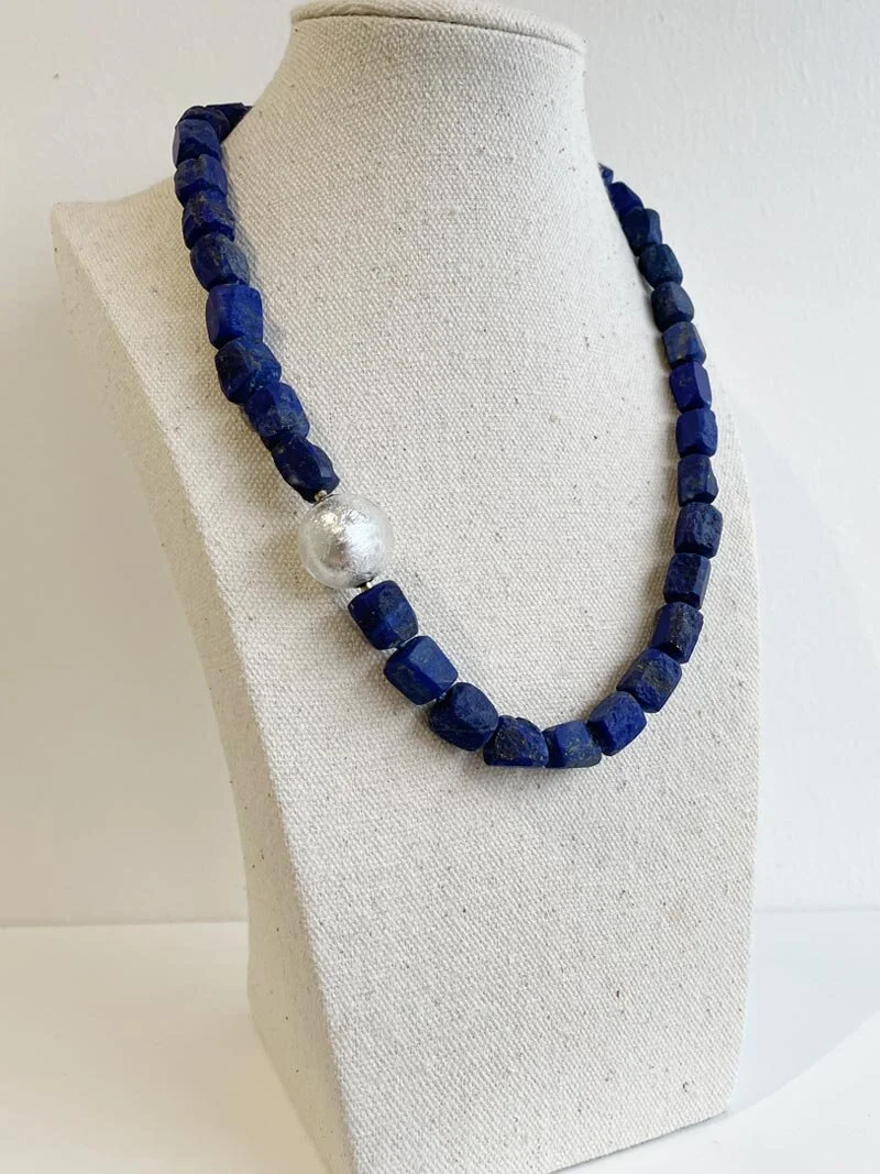 Hammered oblong lapis lazuli bead necklace with interechangeable Murano glass clasp | Clasped
