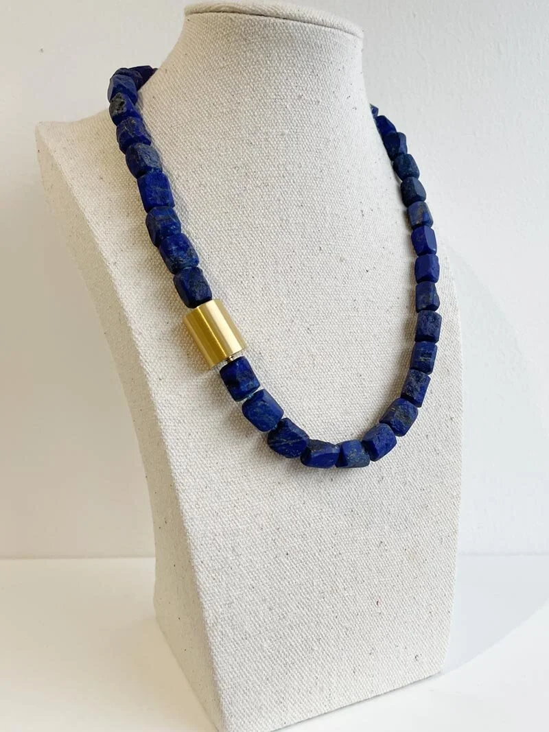 Hammered lapis necklace with detachable gold cylinder clasp | Clasped