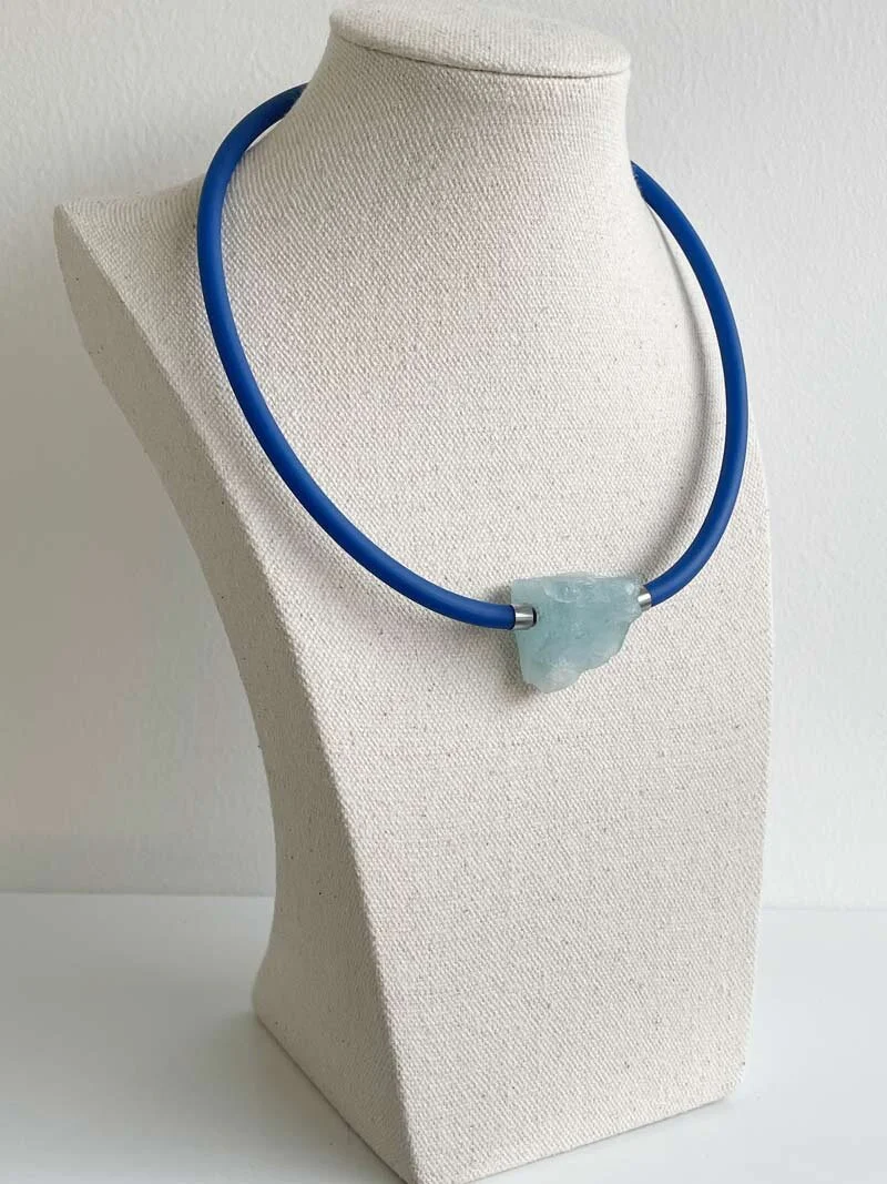 Blue rubber necklace with detachable aquamarine feature clasp | Clasped
