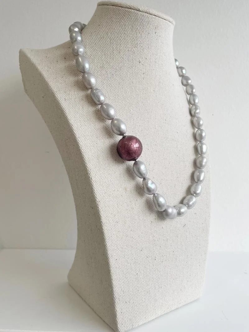 Silver grey baroque pearl necklace srrung with knots and closed with a detachable purple Murano glass clasp | Clasped