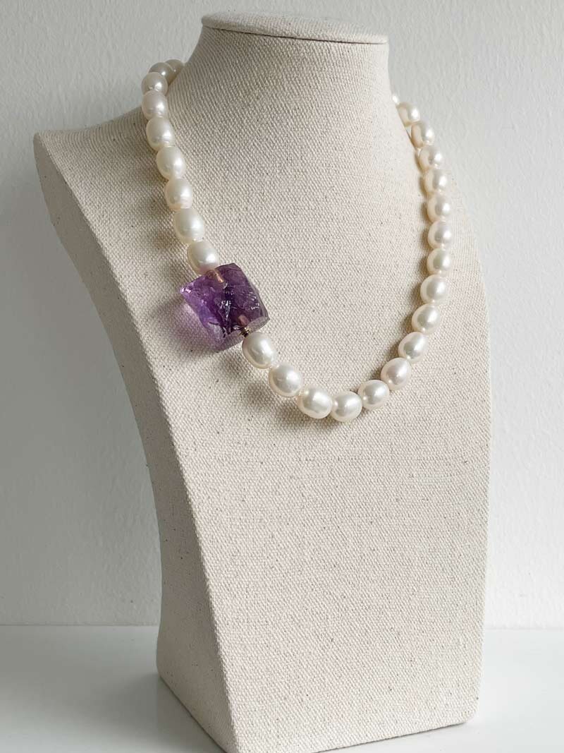 Oval cream pearls with amethyst nugget clasp