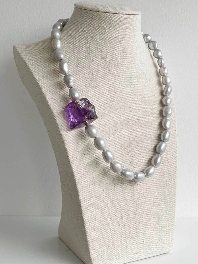 Baroque-grey-pearl-with-amethsyt.jpg