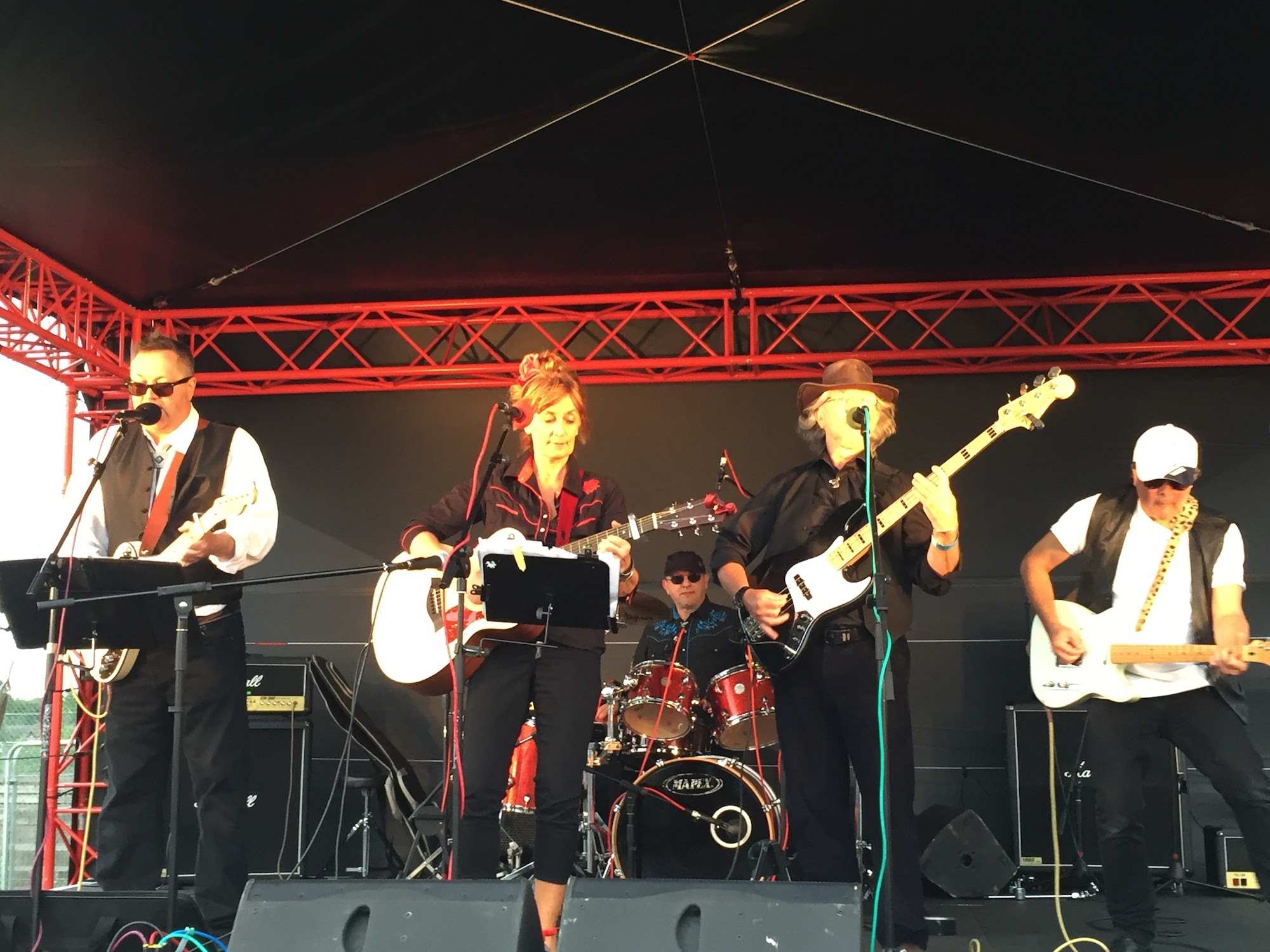 Roadhouse - featuring special guest vocalist miss SuzyAnn Smith - thanks to Dutch Nick for the ace lensing!