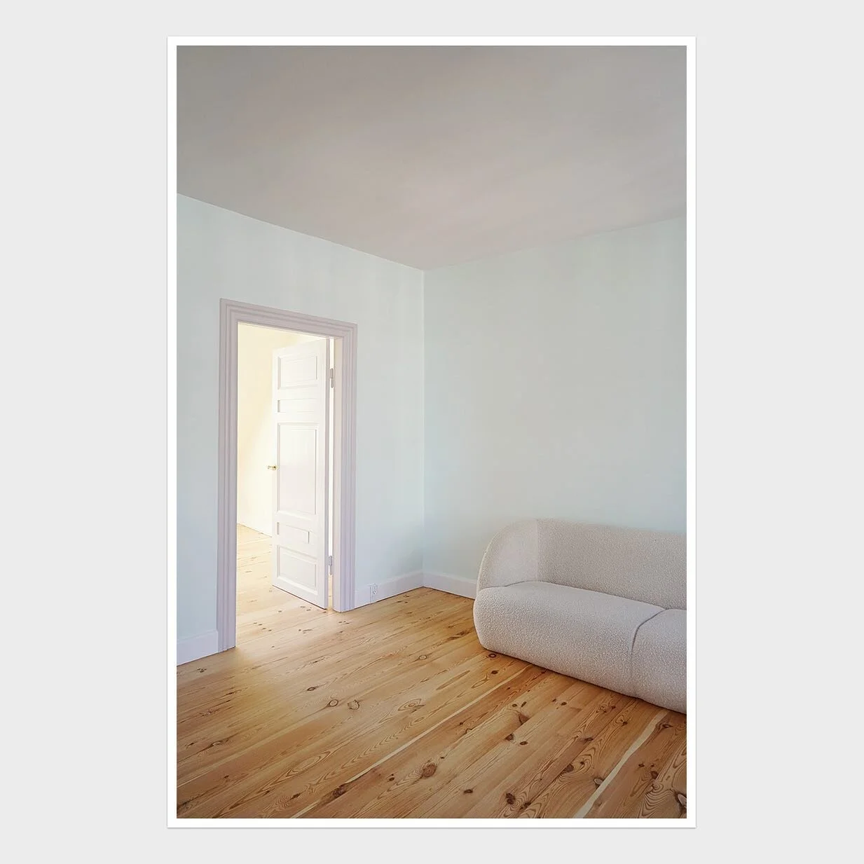 A little color goes a long way 🐛🐦

Walls: Light through green curtains 
Door: Gallery gray 

With the instant download of the Color Connaisseur ebooks, you have all the info you need to get started today 🎨

Love, Color Connaisseur 👩🏻&zwj;🎨

🏠 