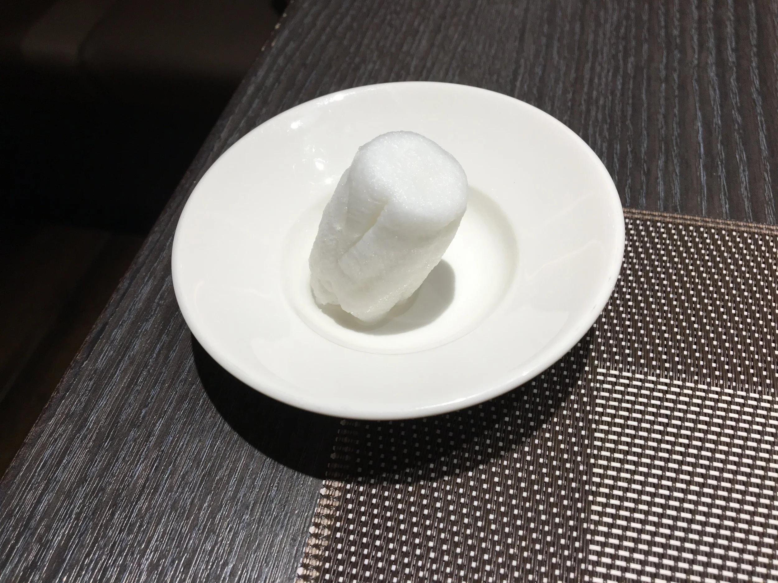 香港で、レストランにて、ぼくの2度の推測をくつがえした「謎の白いモノ」(写真)。- 思い込みとサプライズの狭間で。