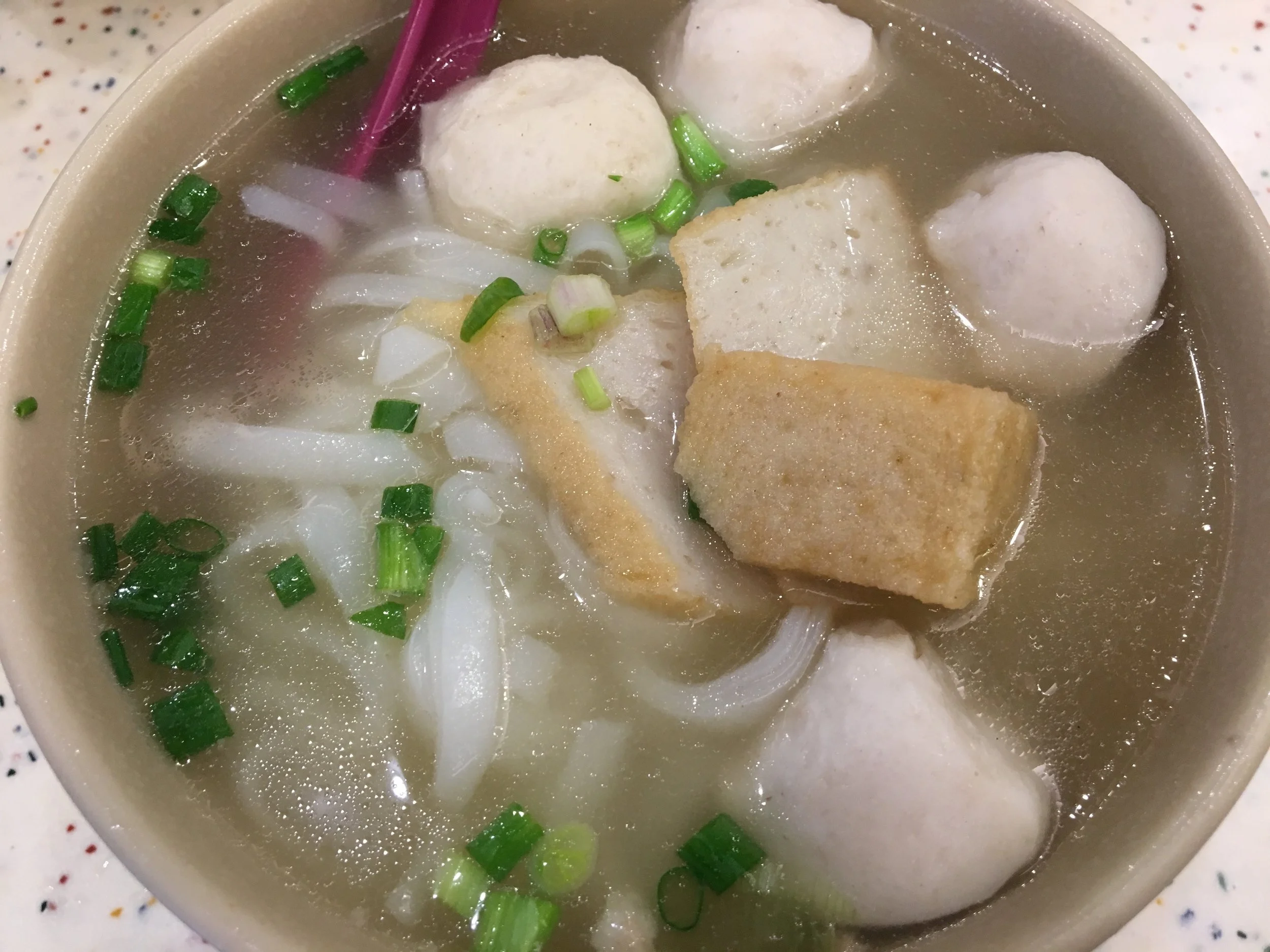 香港で、「魚蛋河紛」の麵を食べて。- 2018年の終わりに。