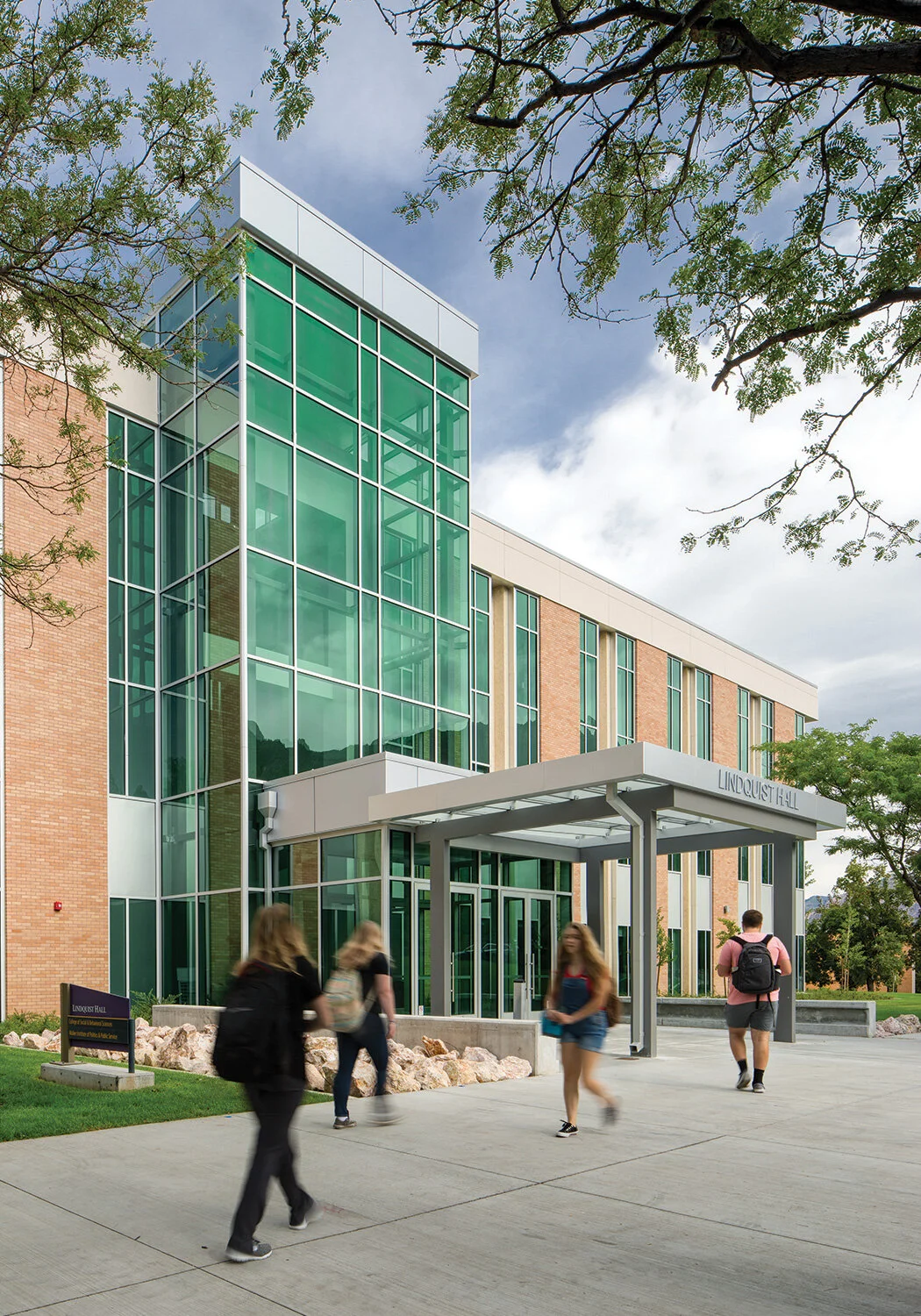 WSULindquistHall_2019_032_Exterior_Day_Entrance_w.jpg