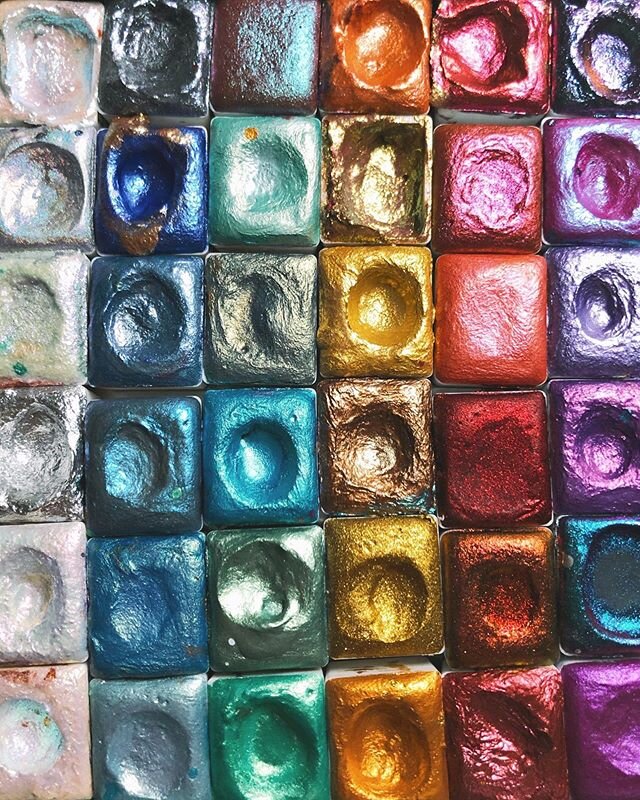 Every time I post #wip videos on stories using @hydracolour iridescent, color shifting, metallic, magical shimmery watercolors I get flooded with DM&rsquo;s asking what brand of paint this is, so I decided to leave a pic here on my feed 🤩 👉🏽They a