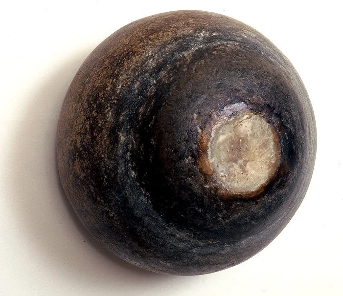 Untitled 1995, Newspaper, inorganic household waste, wax. Ø 36 x 32 cm. Photo: J.E. Visser.