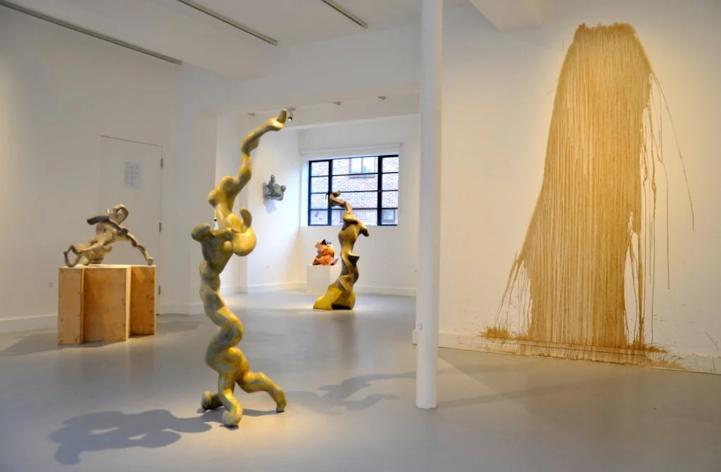 Trash Art @ GroundWork Gallery, King’s Lynn (GB), 2018. Curator: Veronica Sekules. Photo: Jan Eric Visser. To the right: Permanent Great Ouse River Drawing by Richard Long.