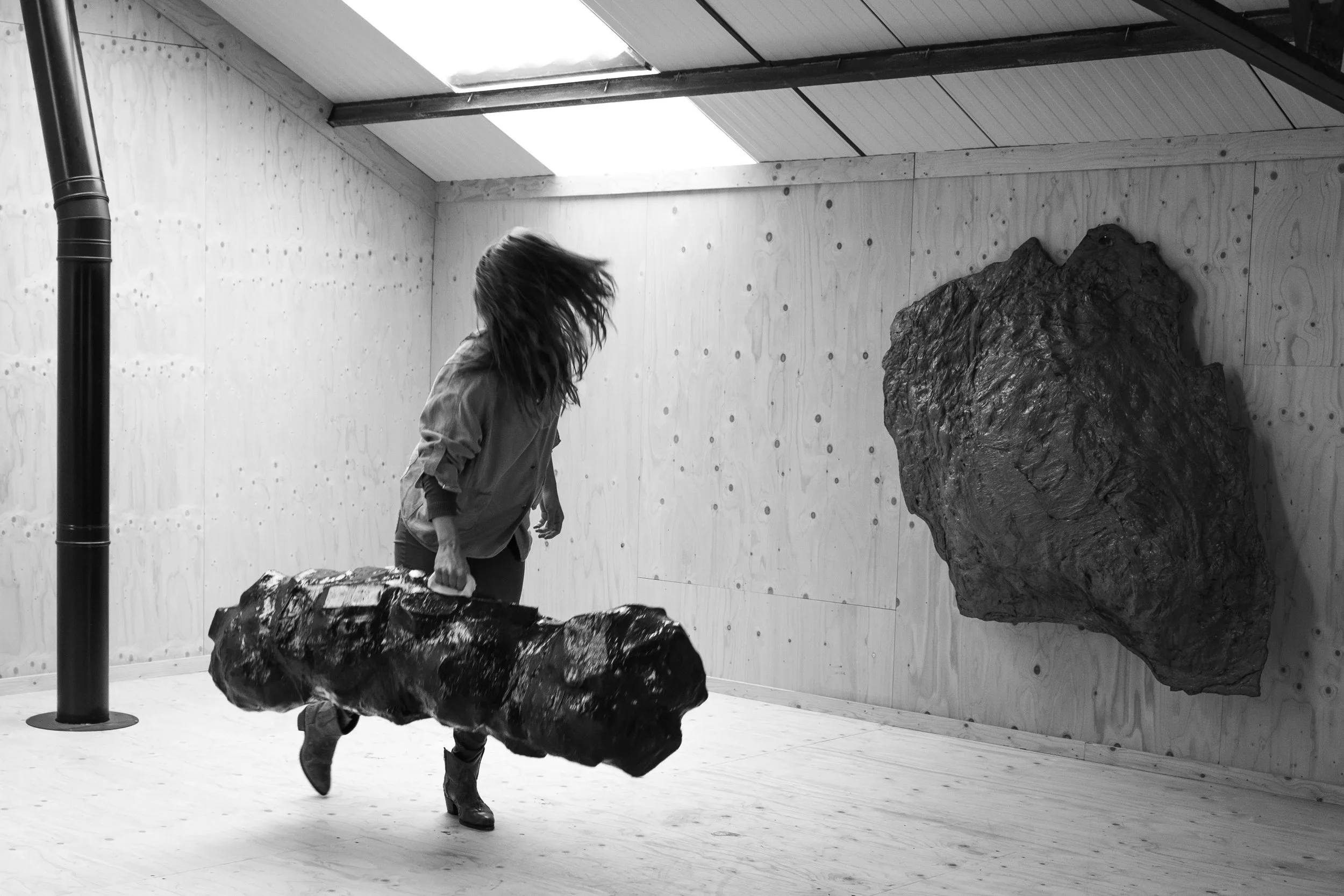 Temporary Studio of Mondriaan Fonds @ VierVaart Groede, 2021. Take away sculpture of reused silo plastic. Photo: Iris Cornelis.