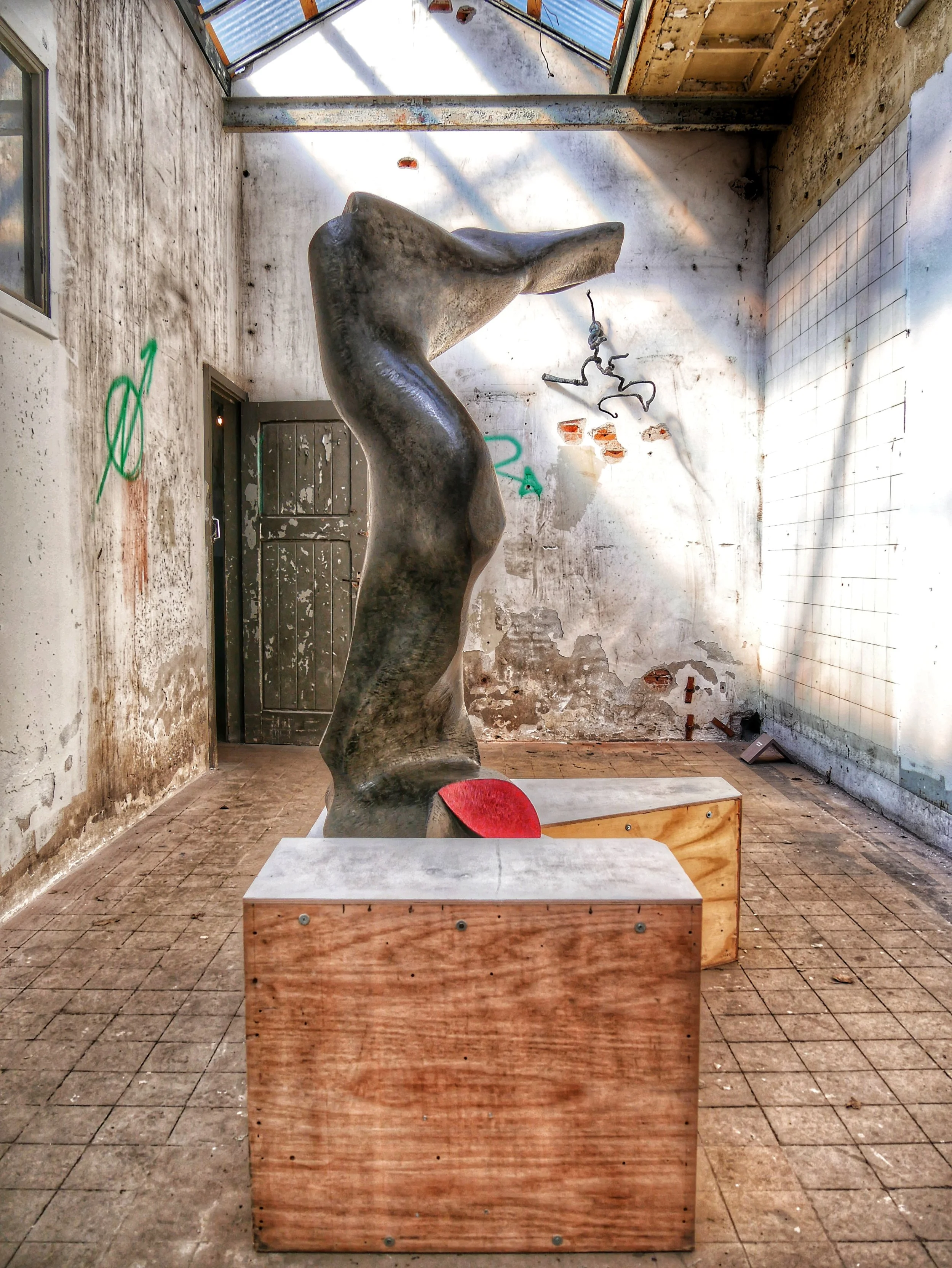 Through Bone and Marrow @ Brutus Rotterdam, 2023. Curator: Maarten Spruijt. Photo: Tamara Cieremans